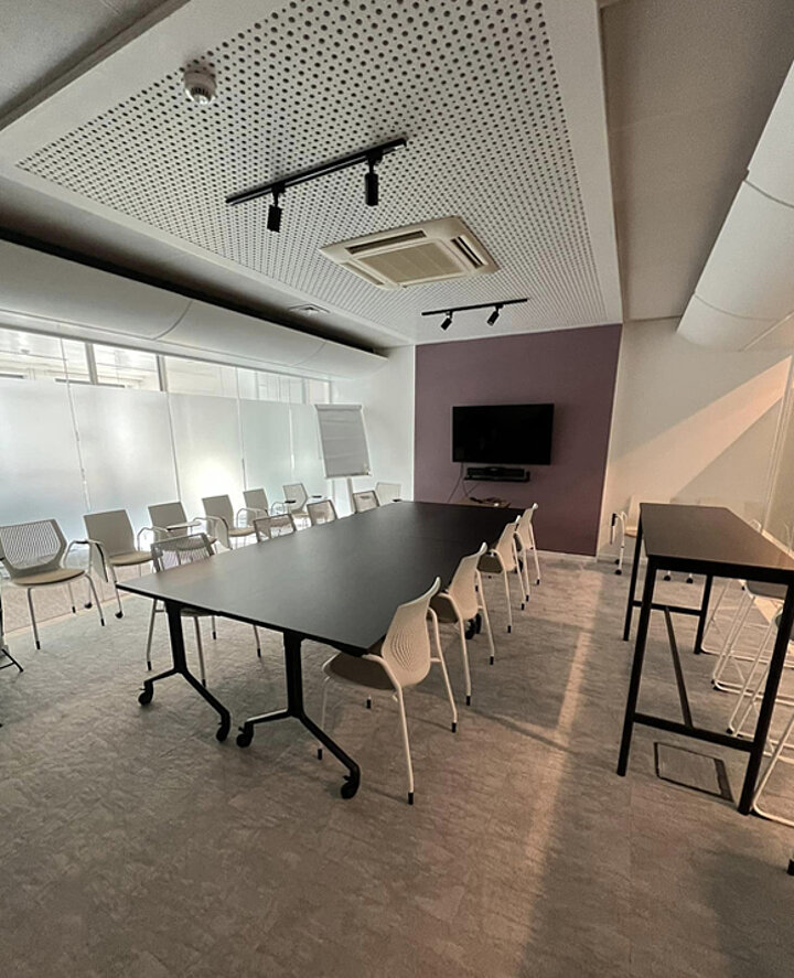 Mała, jasna sala konferencyjna