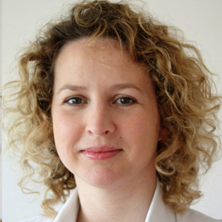 Młoda kobieta o kręconych blond włosach