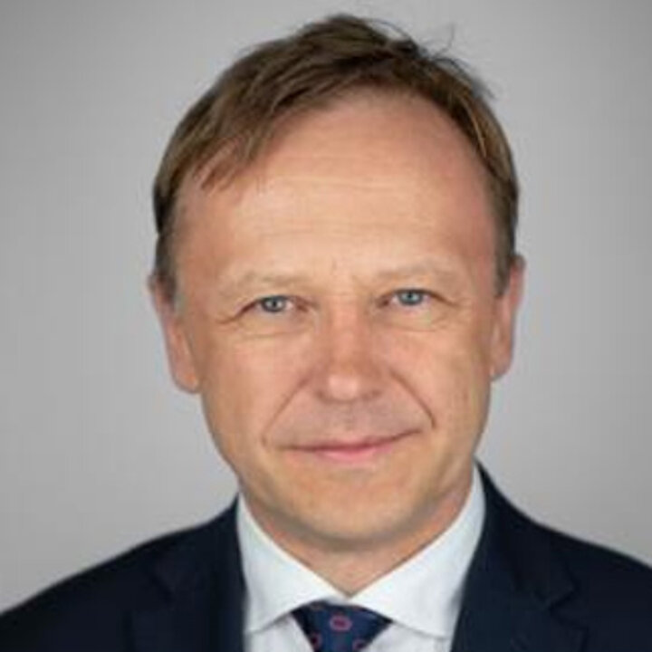 Starszy meżczyzna o ciemnych blond włosach