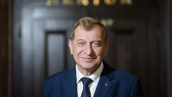 Mężczyzna w granatowym garniturze