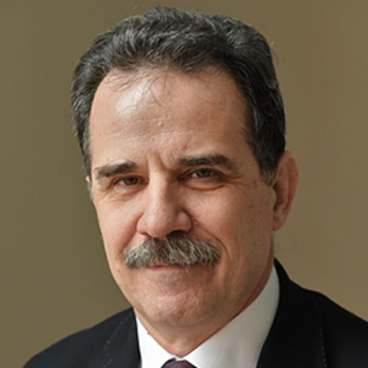 Starszy mężczyzna z wąsem i ciemnymi włosami