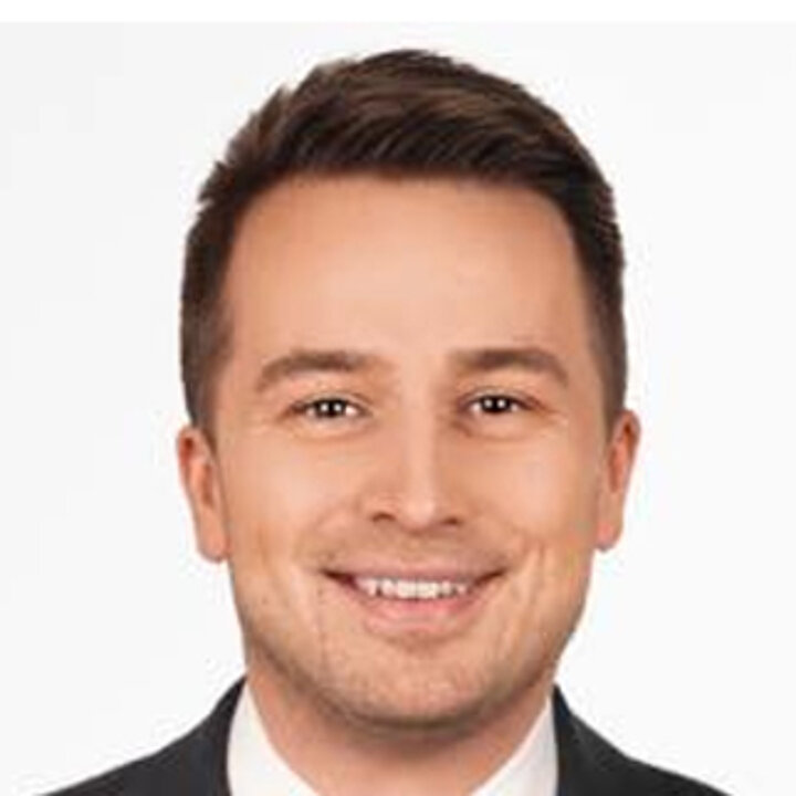 Młody uśmiechnięty mężczyzna